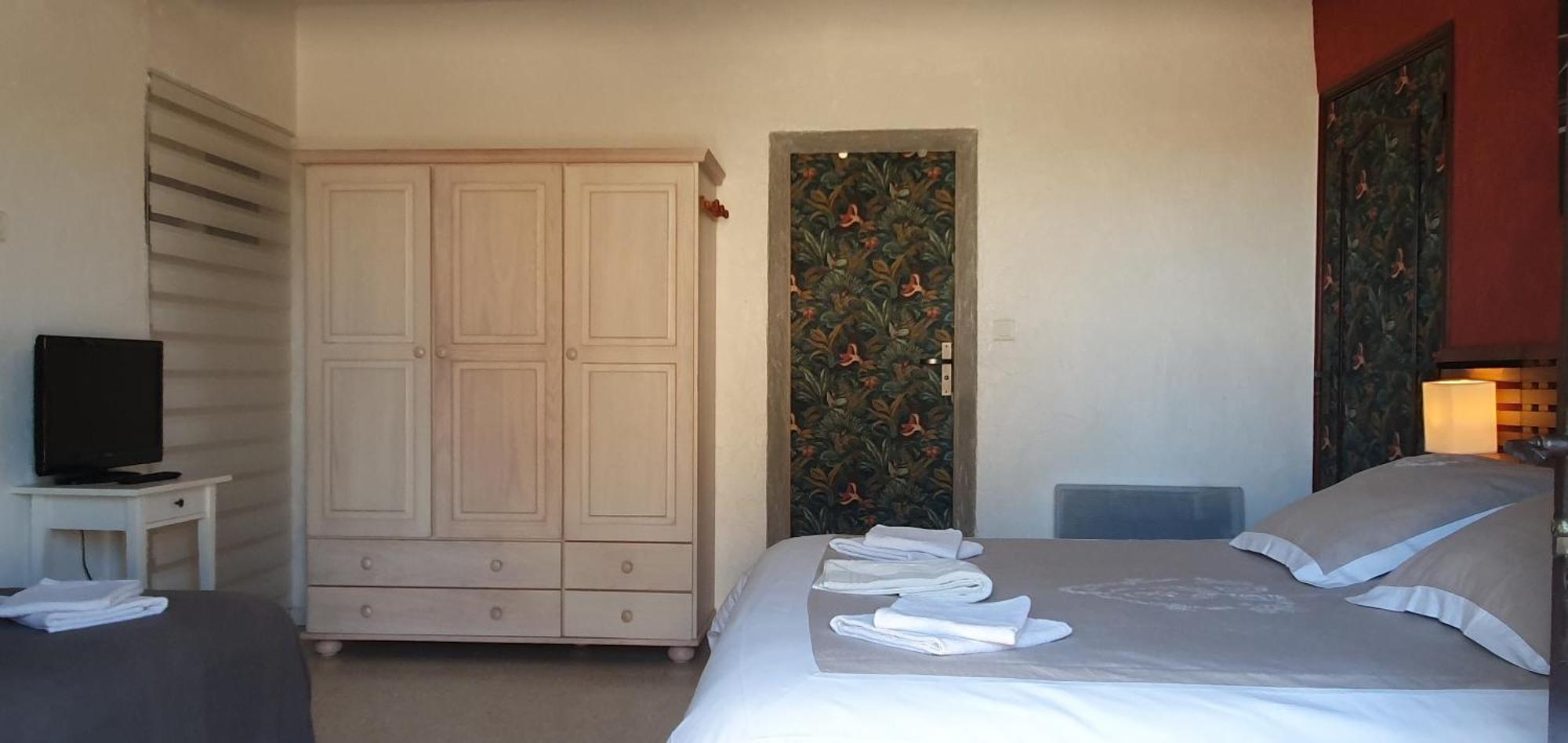 Le Jardin D'Ivana Chambres D'Hotes B&B Avec Piscine Chauffee Oppede Luaran gambar